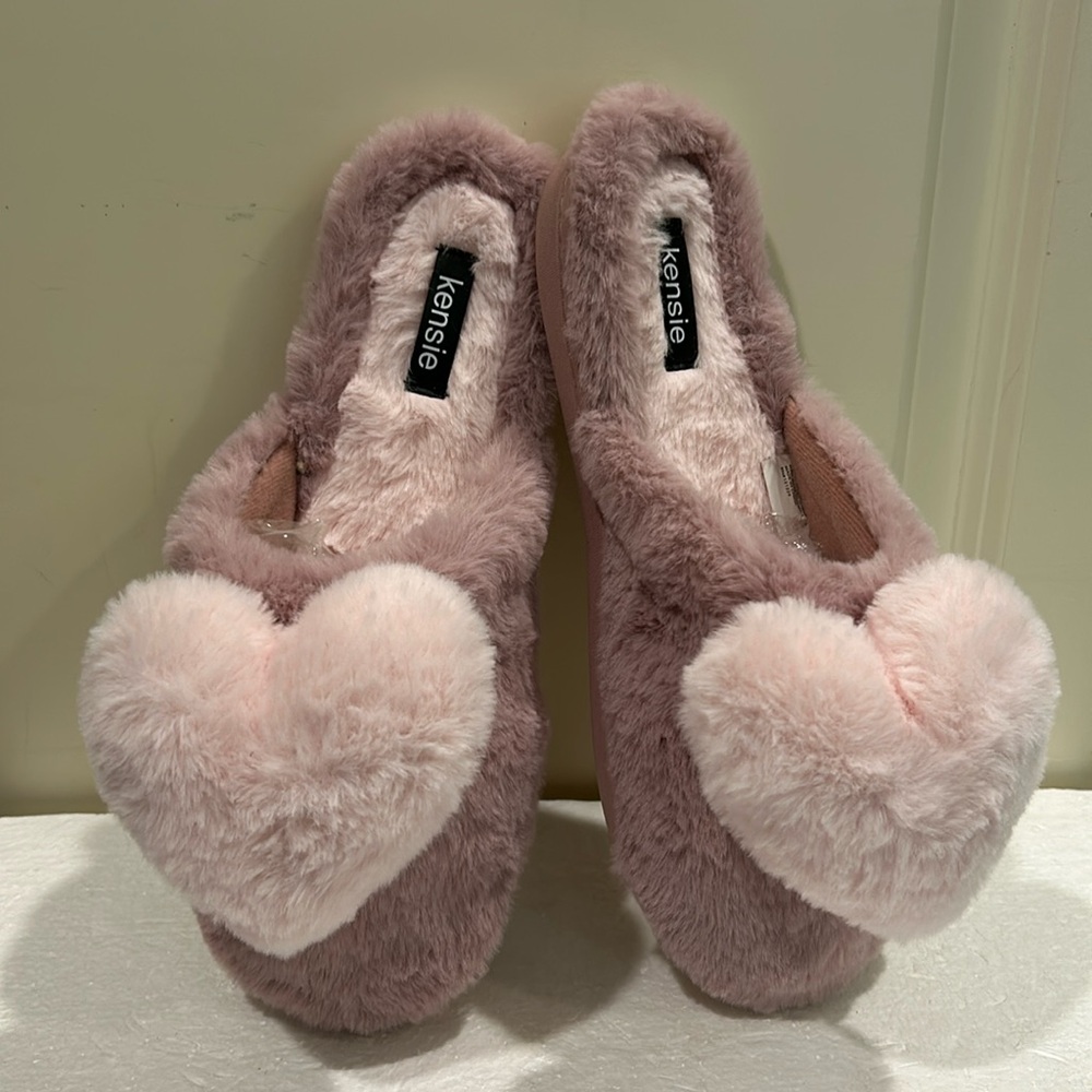 NWOT Kensie SlipOn Plush slippers Heart appliqué faux fur Memory Foam size (9) L